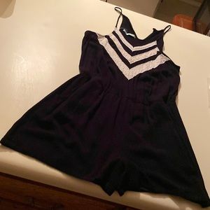 NBW Maurice’s romper size M (fits like L) super classy V neck with pockets